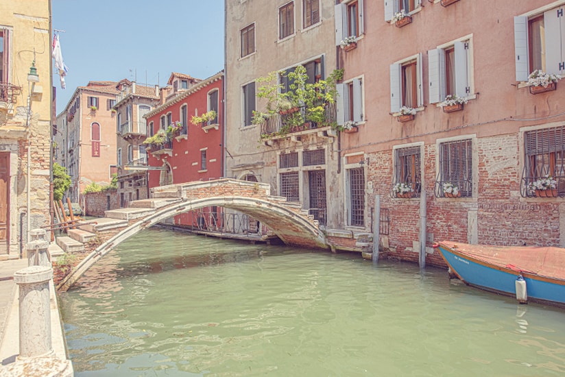 Pont Chiodo is the only bridge left in Venice without a parapet (handrails).